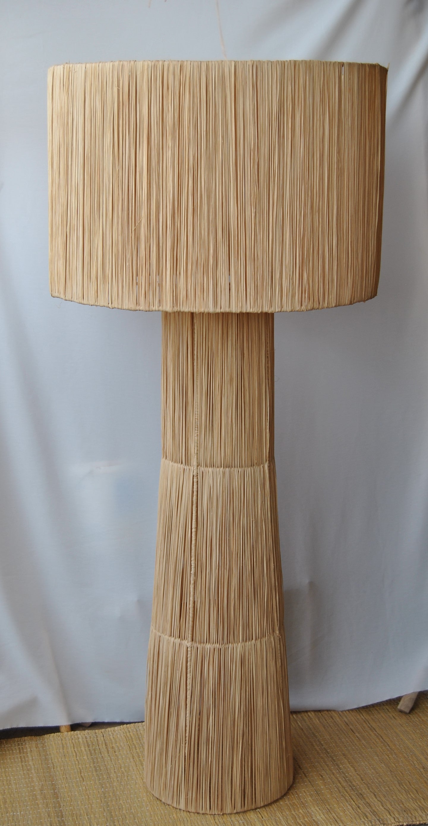 Lampadaire à pied conique