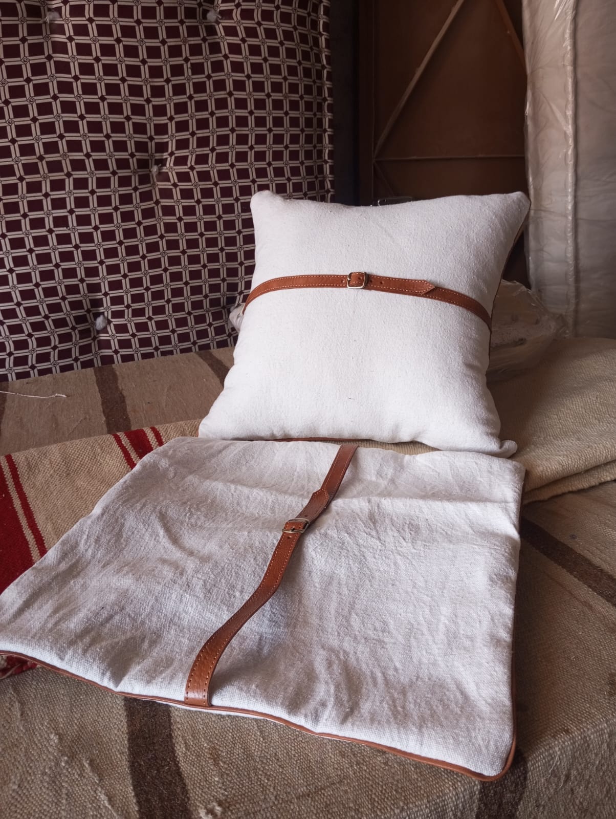 Coussin avec lanière en cuir